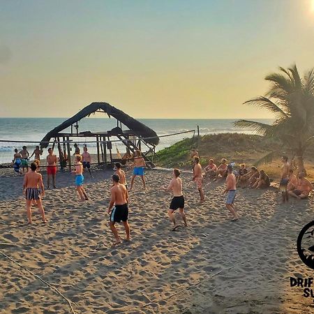 The Driftwood Surfer Beachfront Hostel / Restaurant / Bar, El Paredon El Paredón Buena Vista Eksteriør billede